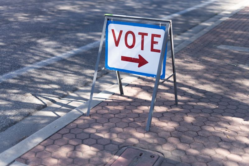 &copy; Reuters. A sign guiding voters to the Sam Lena Library polling station stands on the sidewalk during the Arizona primary election in South Tucson, Arizona, U.S., Aug. 2, 2022.  REUTERS/Rebecca Noble