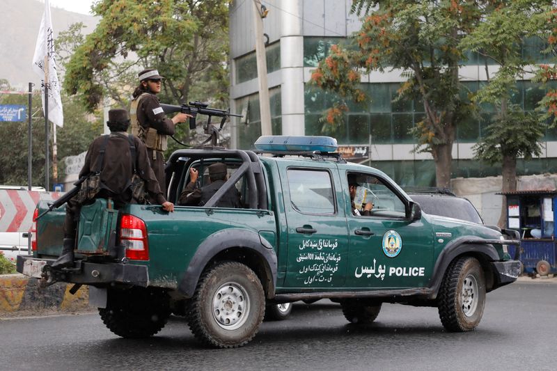 &copy; Reuters. سيارة تقل مسلحي طالبان بأحد شوارع العاصمة الأفغانية كابول يوم الثلاثاء في أعقاب مقتل زعيم تنظيم القاعدة أيمن الظواهري في غارة جوية أمريكية 
