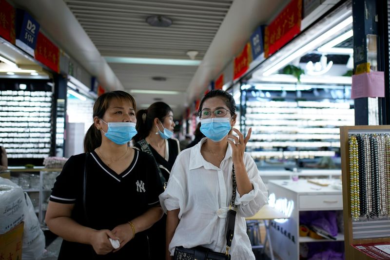 &copy; Reuters. 　中国浙江省義烏市は８月３日、新型コロナウイルスの感染再拡大に対処するため、一部の集会やレストランでの飲食を禁止するとともに、複数の娯楽施設を閉鎖し一部地域を封鎖したと発