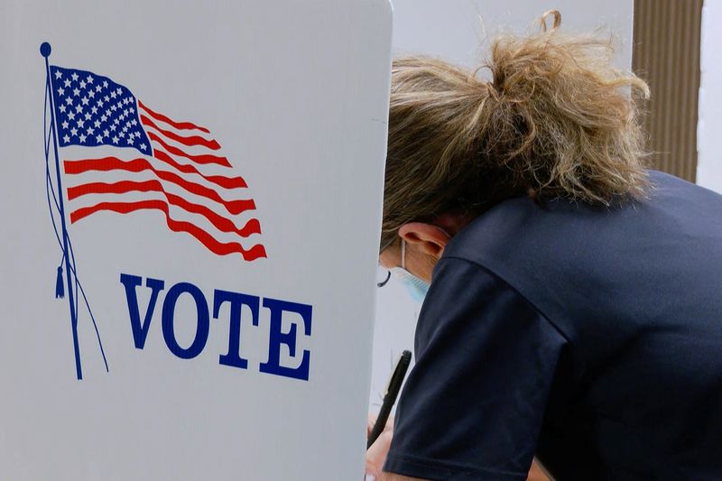 © Reuters. A voter marks a ballot during the primary election and abortion referendum at a Wyandotte County polling station in Kansas City, Kansas, U.S. August 2, 2022.  REUTERS/Eric Cox