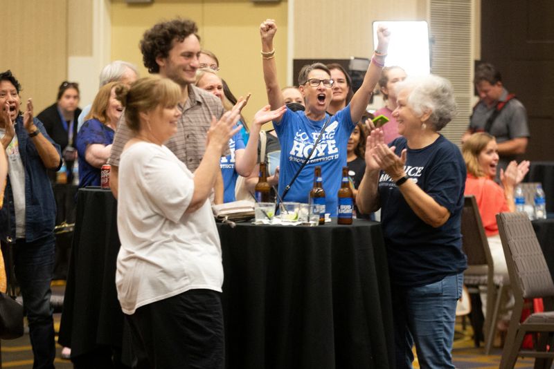 © Reuters. Abortion-rights supporters react as early polls showed that voters rejected a state constitutional amendment that would have declared there is no right to abortion, at a Kansans for Constitutional Freedom election watch party in Topeka, Kansas, U.S. August 2, 2022. Evert Nelson/USA Today Network via REUTERS.     