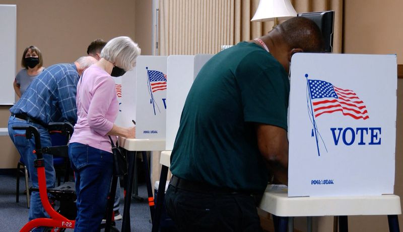 © Reuters. Voter mark their ballots during the primary election and abortion referendum at a Wyandotte County polling station in Kansas City, Kansas, U.S. August 2, 2022.  REUTERS/Eric Cox