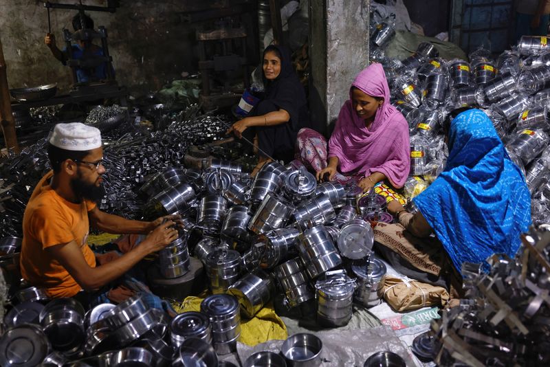 &copy; Reuters. FILE PHOTO: Workers package tiffin carriers inside a factory in Dhaka, Bangladesh, August 2, 2022. REUTERS/Mohammad Ponir Hossain