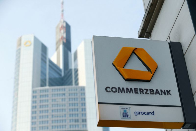 &copy; Reuters. 　８月３日、ドイツのコメルツ銀行が発表した第２・四半期決算は予想を上回る黒字に転換した。金利上昇が寄与した。写真は同社のロゴ。２０１７年２月、フランクフルトで撮影（２０２
