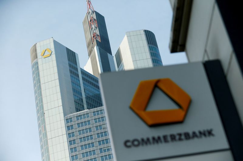 &copy; Reuters. FOTO DE ARCHIVO: El logotipo de Commerzbank en Fráncfort, Alemania, el 9 de febrero de 2017. REUTERS/Ralph Orlowski