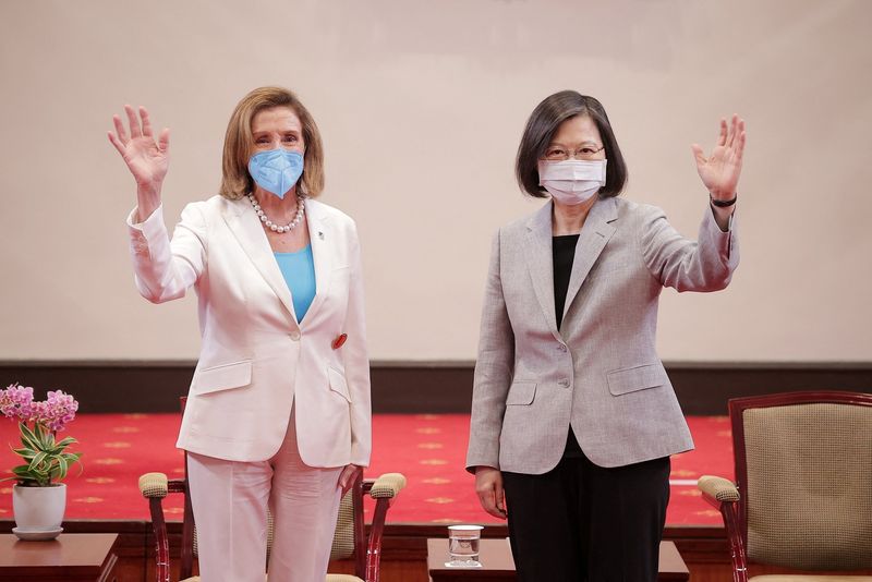 &copy; Reuters. La presidenta de la Cámara de Representantes de Estados Unidos, Nancy Pelosi, asiste a una reunión con la presidenta de Taiwán, Tsai Ing-wen, en la oficina presidencial en Taipéi, Taiwán, el 3 de agosto de 2022. Oficina presidencial de Taiwán/Handou