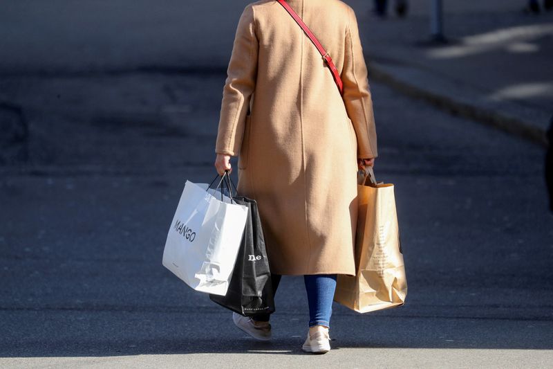 &copy; Reuters. FILE PHOTO: A shopper carries bags after the Swiss government relaxed some of its COVID-19 restrictions, as the spread of the coronavirus disease continues, at the Bahnhofstrasse shopping street in Zurich, Switzerland March 1,  2021. REUTERS/Arnd Wiegmann