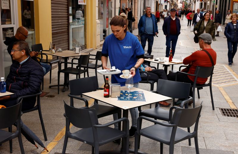 &copy; Reuters. FOTO DE ARCHIVO: Una camarera trabaja en la terraza de un bar en Ronda, provincia de Málaga, Andalucía, el 4 de mayo de 2022. REUTERS/Jon Nazca