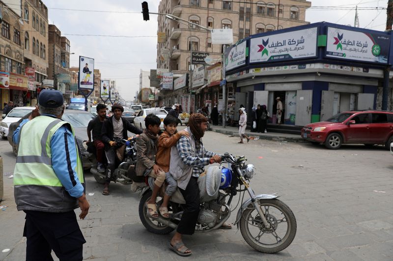 &copy; Reuters. Varias personas circulan en motocicleta por una calle de Saná, Yemen, el 1 de agosto de 2022. REUTERS/Khaled Abdullah