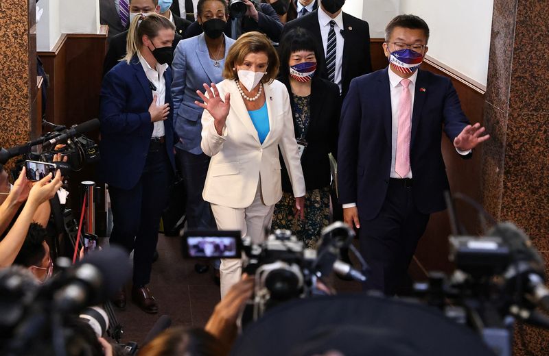 &copy; Reuters. La presidenta de la Cámara de Representantes de Estados Unidos, Nancy Pelosi (centro), en Taipéi, Taiwán, el 3 de agosto de 2022. REUTERS/Ann Wang