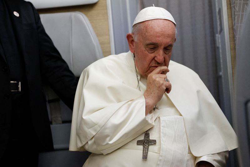 &copy; Reuters. Pope Francis holds a news conference aboard the papal plane on his flight back after visiting Canada, July 29, 2022. REUTERS/Guglielmo Mangiapane/Pool