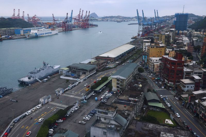 &copy; Reuters. 台湾港湾当局は３日、台湾の主要７港に出入港する船舶に対して中国軍演習区域の航行を避けるよう求めた。基隆港で１月撮影。（２０２２年　ロイター/Ann Wang）