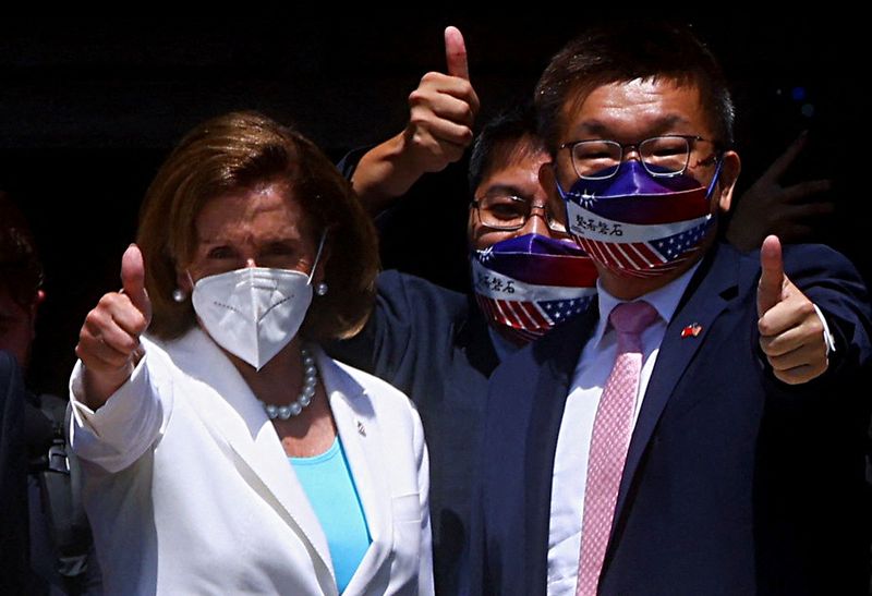 &copy; Reuters. La presidenta de la Cámara de Representantes, Nancy Pelosi (izquierda), junto al vicepresidente del Yuan Legislativo taiwanés, Tsai Chi-chang, a su salida del Parlamento del país en Taipéi, Taiwán, el 3 de agosto de 2022. REUTERS/Ann Wang