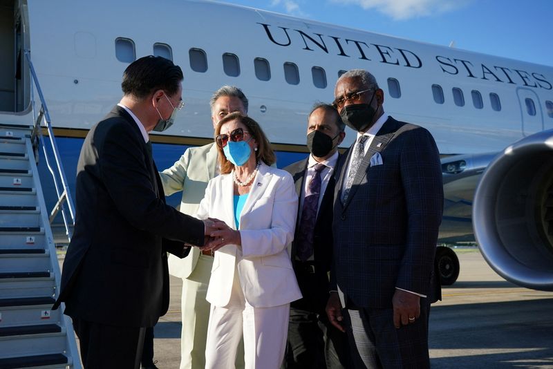 © Reuters. U.S. House of Representatives Speaker Nancy Pelosi talks with Taiwan Foreign Minister Joseph Wu before boarding a plane at Taipei Songshan Airport in Taipei, Taiwan August 3, 2022. Taiwan Ministry of Foreign Affairs/Handout via REUTERS  