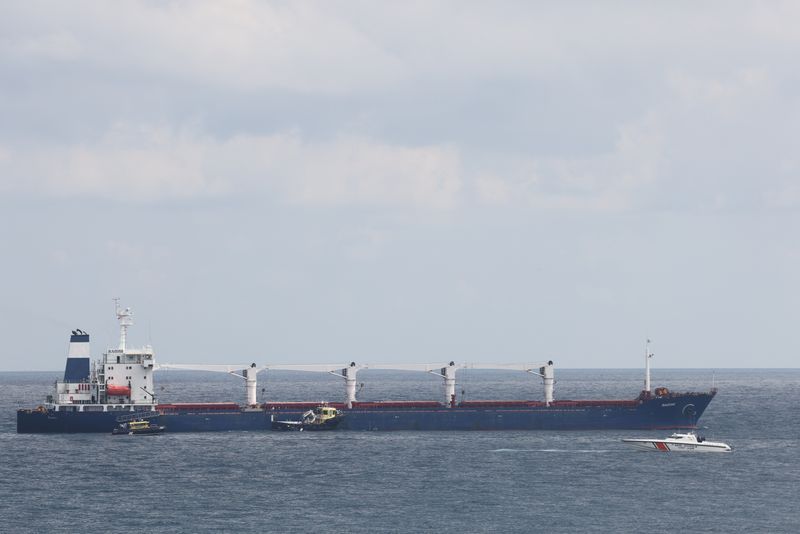 &copy; Reuters. Oficiais do Centro de Coordenação Conjunta embarcam no navio de carga Razoni, com bandeira de Serra Leoa, transportando grãos ucranianos, para uma inspeção no Mar Negro ao largo de Kilyos, perto de Istambul, Turquia, 3 de agosto de 2022. REUTERS/Umit