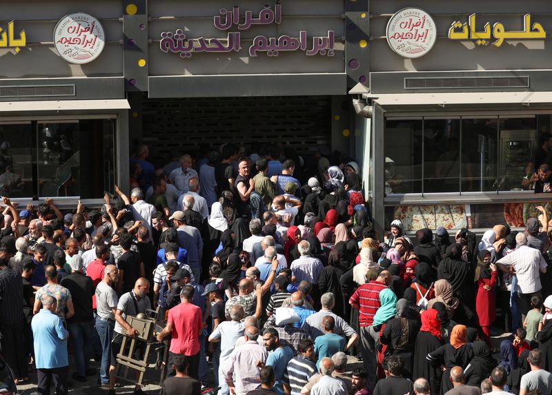 &copy; Reuters. FOTO DE ARCHIVO: Cola para comprar pan en una panadería en Beirut, Líbano 27 de julio de 2022. REUTERS/Mohamed Azakir