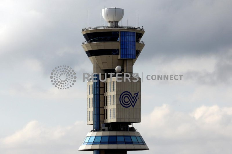 &copy; Reuters. La torre di controllo Enav è visibile all'aeroporto di Malpensa vicino a Milano, Italia, 16 maggio 2016. REUTERS/Stefano Rellandini