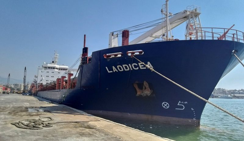 © Reuters. السفينة لاوديكيا التي تتهمها أوكرانيا بنقل طحين وشعير مسروقين في ميناء طرابلس يوم 29 يوليو تموز 2022. تصوير: وليد صالح - رويترز.