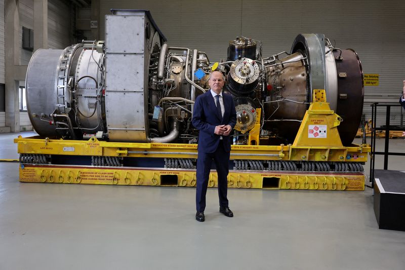 &copy; Reuters. ドイツのショルツ首相は３日、独シーメンス・エナジーの施設を訪れ、ロシアからドイツに天然ガスを送るパイプライン「ノルドストリーム１」で使用されるタービンを視察した。ドイツで