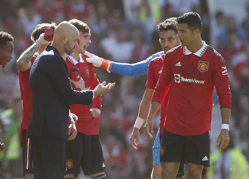 &copy; Reuters. FOTO DE ARCHIVO. Fútbol - Amistoso de pretemporada - Manchester United vs Rayo Vallecano - Old Trafford, Mánchester, Reino Unido - 31 de julio de 2022 - El entrenador del Manchester United, Erik ten Hag, habla con el jugador del Manchester United, Crist