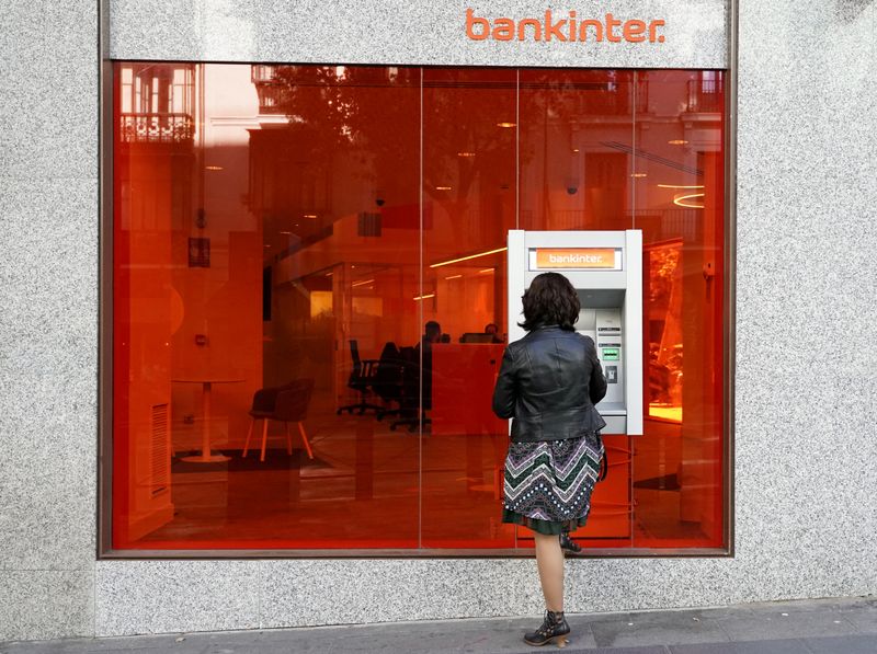 &copy; Reuters. FOTO DE ARCHIVO. Una persona utiliza un cajero automático en la sucursal bancaria de Bankinter en Madrid, España. 26 de octubre de 2021. REUTERS/Juan Medina