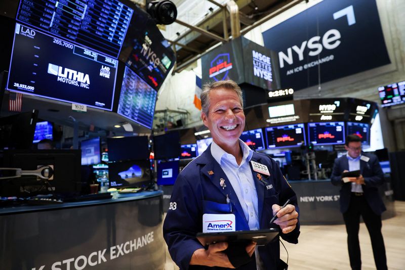 &copy; Reuters. La Bourse de New York a ouvert en hausse mercredi, portée notammente par la performance de PayPal qui a relevé ses prévisions de bénéfice pour l'année, tandis que l'indice ISM des services a dépassé les attentes des analystes. Dans les premiers é