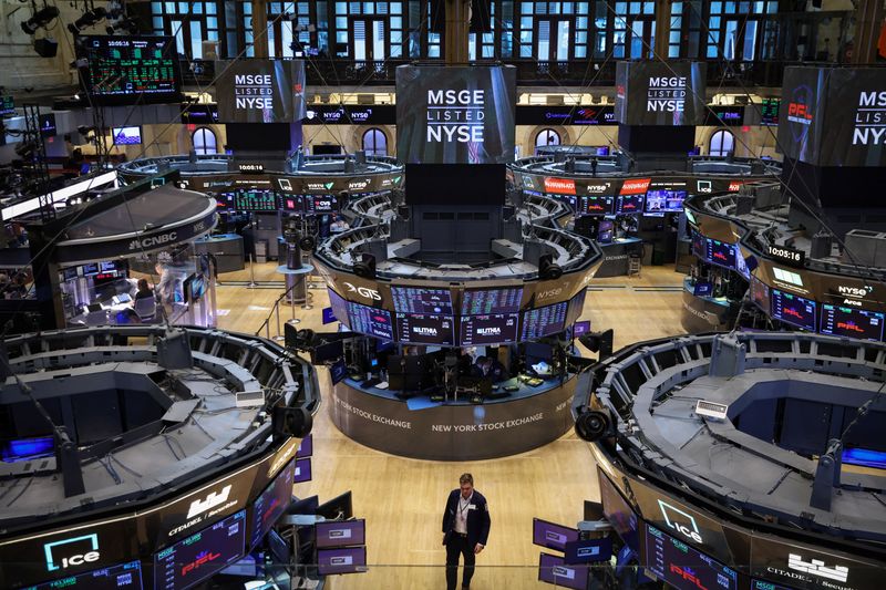 © Reuters. A trader walks on the trading floor at the New York Stock Exchange (NYSE) in Manhattan, New York City, U.S., August 3, 2022. REUTERS/Andrew Kelly