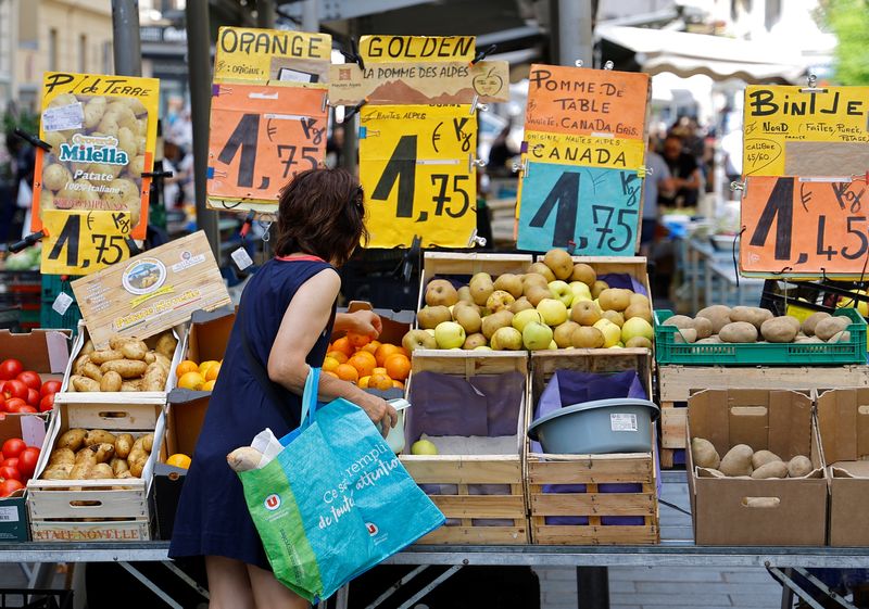 &copy; Reuters. FILE PHOTO: Price tags are seen as a woman shops at a local market in Nice, France, June 7, 2022.    REUTERS/Eric Gaillard