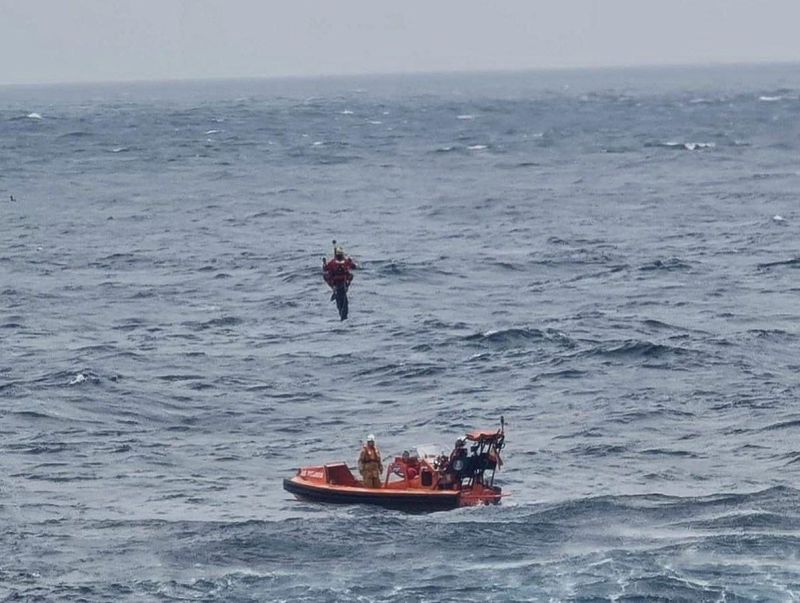 &copy; Reuters. Una tripulación española de Salvamento Marítimo rescata a un marinero francés de debajo de una embarcación volcada después de 16 horas en el mar frente a la costa de Malpica, A Coruña, en la región noroeste española de Galicia, España. 2 de agos