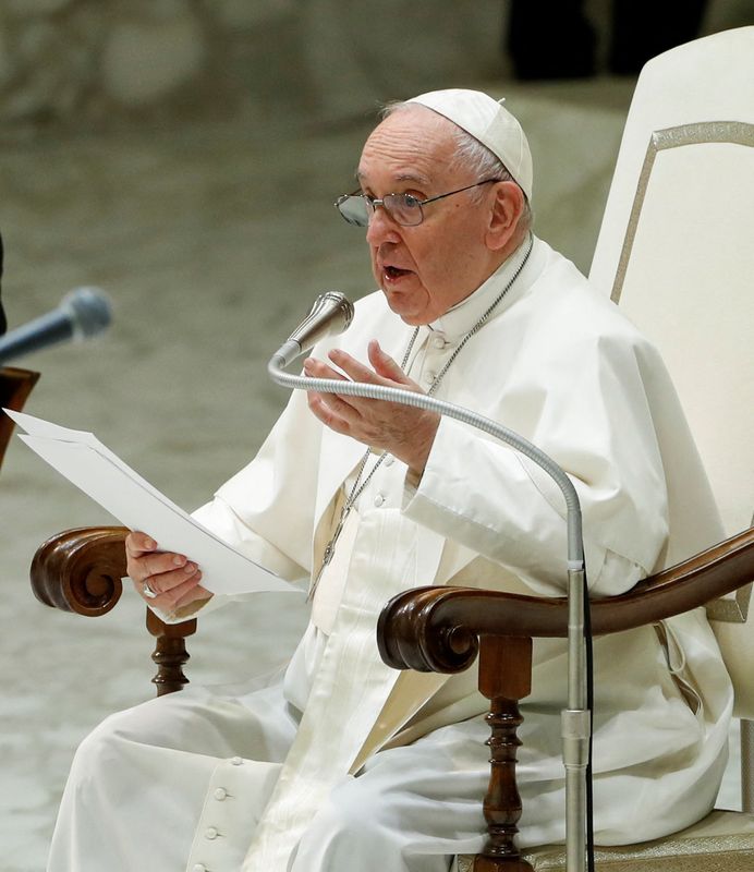 © Reuters. البابا فرنسيس أثناء حديثه الأسبوعي أمام جمهوره العام في الفاتيكان يوم الأربعاء. تصوير : ريمو كاسيلي - رويترز. 