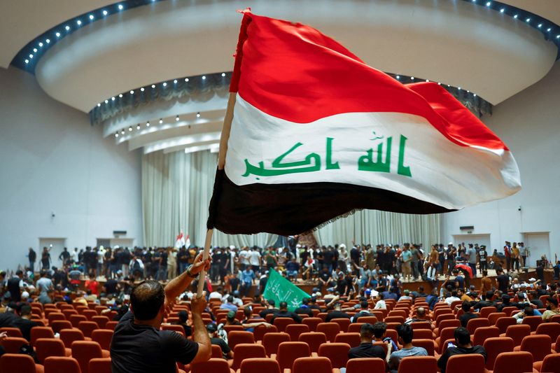 © Reuters. FILE PHOTO: Supporters of Iraqi Shi'ite cleric Moqtada al-Sadr protest against corruption, inside the parliament in Baghdad, Iraq July 30, 2022. REUTERS/Thaier Al-Sudani     