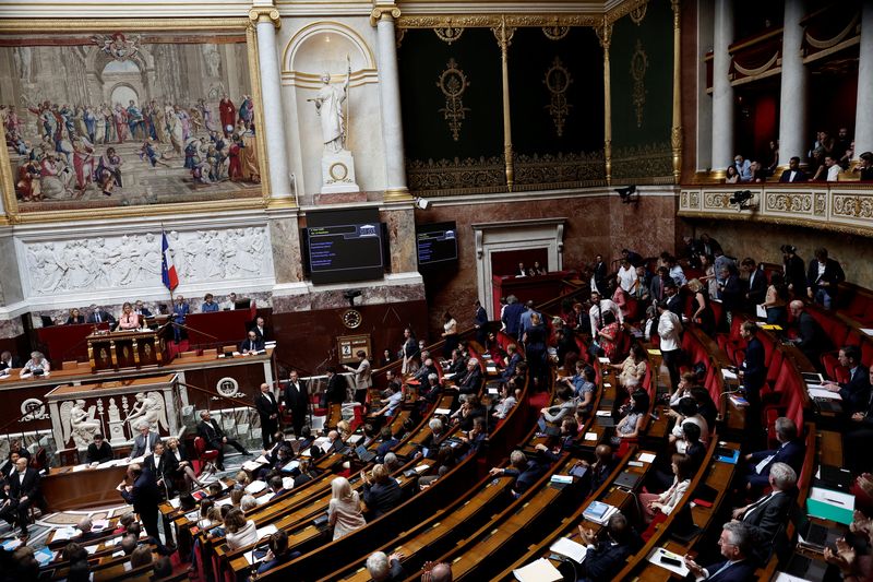 &copy; Reuters. Le Parlement français a adopté définitivement mercredi le projet de loi sur la protection du pouvoir d'achat intégrant un premier volet de mesures qui seront complétées par une série de dispositions inscrites dans le projet de loi de finances recti