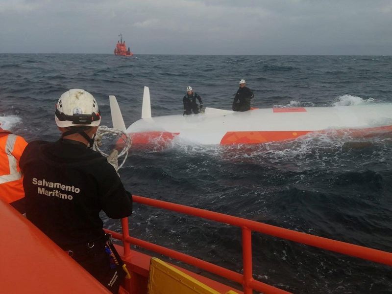 &copy; Reuters. فريق إنقاد إسباني ينتشل بحارا فرنسيا انقلب قاربه الشراعي يوم الثلاثاء. صورة خصلت عليها رويترز من هيئة الإنقاذ الملاحية الإسبانية. (يحظر إعا