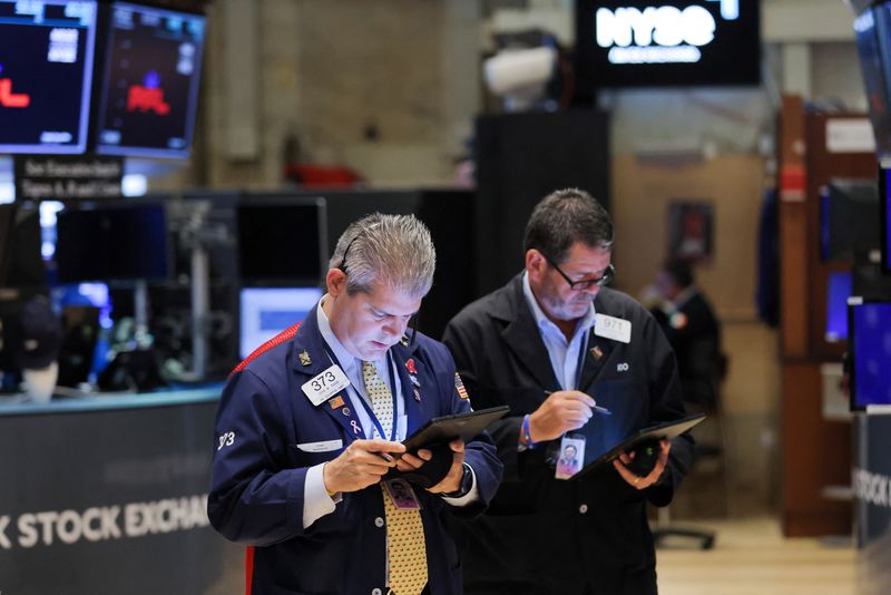 &copy; Reuters. Operadores trabajan en la Bolsa de Nueva York (NYSE) en Manhattan, Nueva York