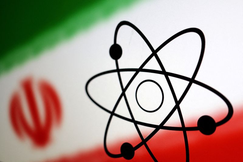 © Reuters. صورة تعبيرية لرمز الذرة على خلفية العلم الإيراني في صورة التقطت يوم 21 يوليو تموز 2022. تصوير دادو روفيتش - رويترز.