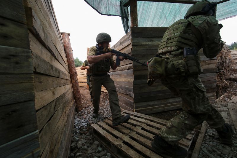 © Reuters. Members of the Ukrainian National Guard attend a training at a position near a front line in Kharkiv region, as Russia's attack on Ukraine continues, Ukraine August 3, 2022. REUTERS/Vyacheslav Madiyevskyy