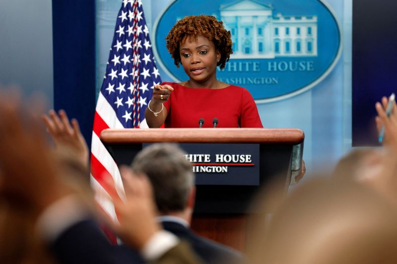 &copy; Reuters. المتحدثة باسم البيت الأبيض كارين جان بيير في إفادة يومية يوم الأربعاء. تصوير إيفيلين هوكشتاين- رويترز.
