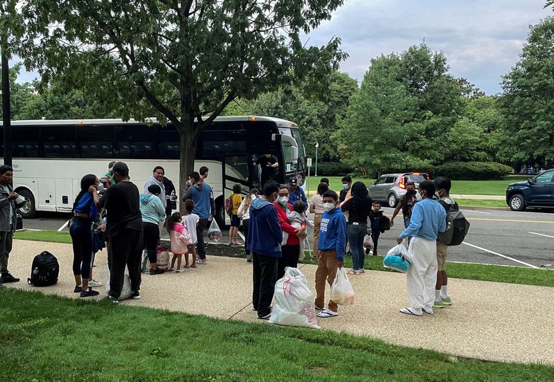 &copy; Reuters. FILE PHOTO: Approximately 30 migrants disembark after arriving on a bus from Texas, at Union Station near the U.S. Capitol in Washington, U.S., July 29, 2022. REUTERS/Ted Hesson/File Photo