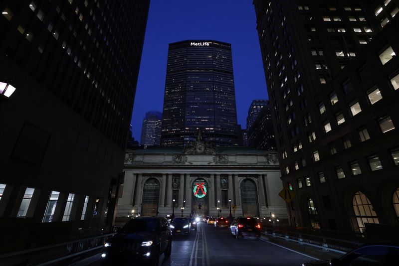 &copy; Reuters. FILE PHOTO - Vehicles drive in front of the MetLife Inc. building in Manhattan, New York, U.S., December 7, 2021. REUTERS/Andrew Kelly
