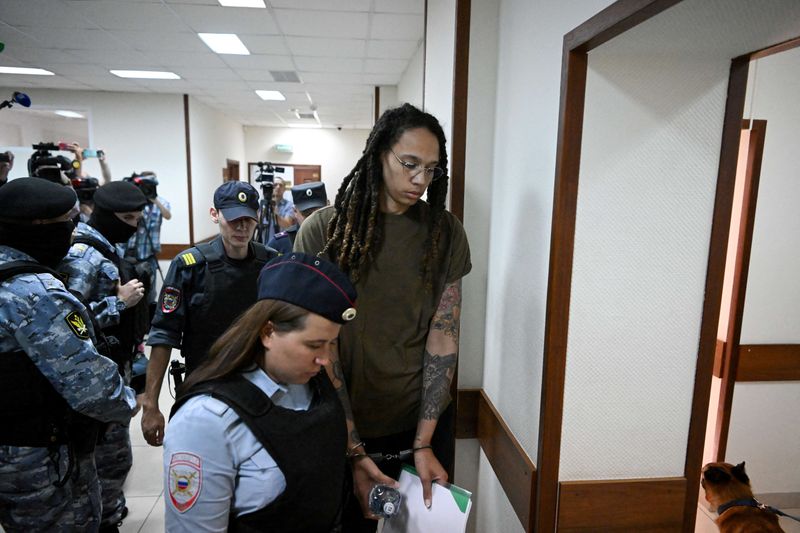 &copy; Reuters. U.S. basketball player Brittney Griner, who was detained at Moscow's Sheremetyevo airport and later charged with illegal possession of cannabis, is escorted before a court hearing in Khimki outside Moscow, Russia August 2, 2022. Natalia Kolesnikova/Pool v