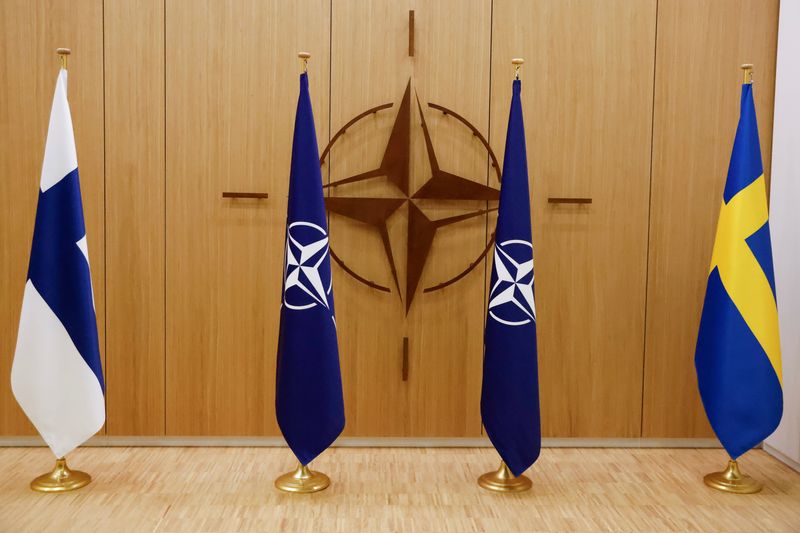 © Reuters. A view of the flags of Finland, NATO and Sweden during a ceremony to mark Sweden's and Finland's application for membership in Brussels, Belgium, May 18, 2022. REUTERS/Johanna Geron/Pool