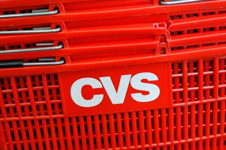 &copy; Reuters. 　８月３日、米薬局チェーン大手・ＣＶＳヘルスは、新型コロナウイルス関連売上高の年間見通しを引き上げた。写真はニューヨークで２０１６年８月撮影（２０２２年　ロイター／Andrew Ke