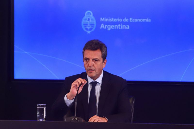 © Reuters. Argentina's new Economy Minister Sergio Massa talks to the media after being sworn in, at the Economy Ministry in Buenos Aires, Argentina, August 3, 2022. REUTERS/Matias Baglietto