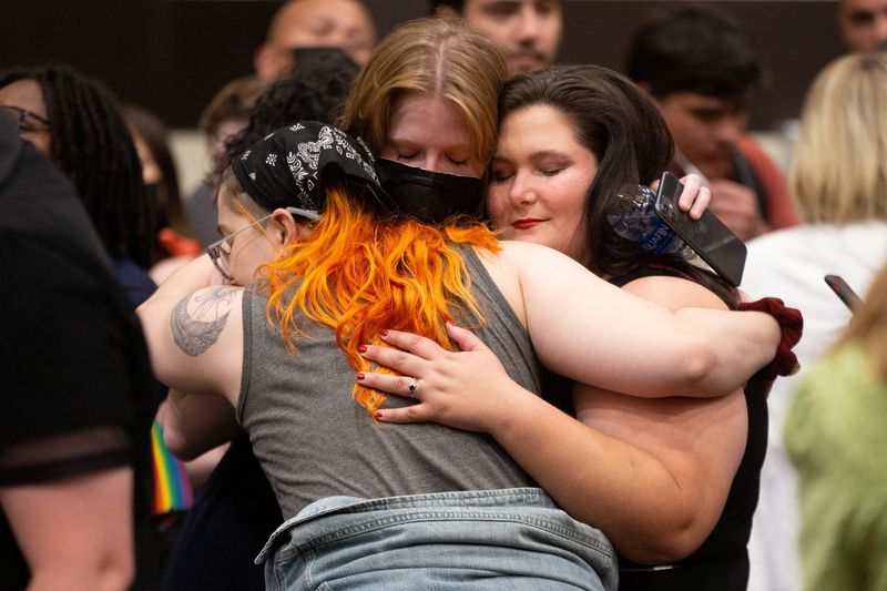 © Reuters. Abortion rights supporters react to the news that voters had rejected a state constitutional amendment that would have declared there is no right to abortion, during the Kansans for Constitutional Freedom election watch party in Overland Park, Kansas, U.S. August 2, 2022. Evert Nelson/USA Today Network via REUTERS 