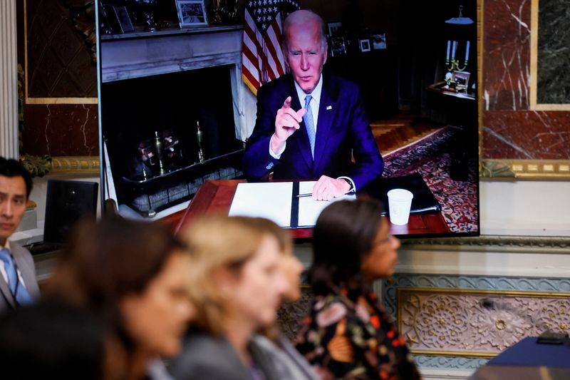 © Reuters. U.S. White House staff watch U.S. President Joe Biden following the signing second executive order securing access to reproductive and other health care services at the first meeting of the interagency Task Force on Reproductive Healthcare Access, in Washington, U.S., August 3, 2022. REUTERS/Evelyn Hockstein