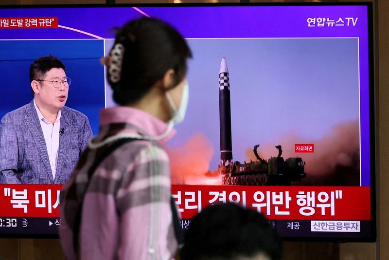 &copy; Reuters. FILE PHOTO: A woman watches a TV broadcasting a news report on North Korea's launch of three missiles including one thought to be an intercontinental ballistic missile (ICBM), in Seoul, South Korea, May 25, 2022.   REUTERS/Kim Hong-Ji  