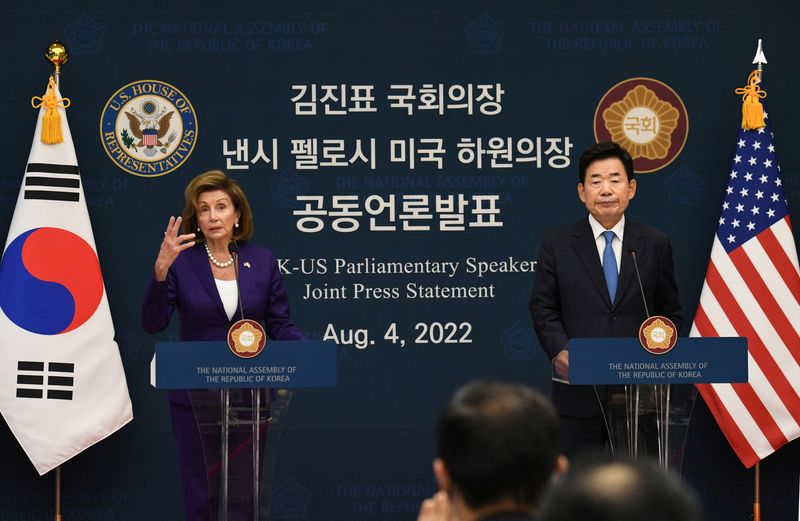 &copy; Reuters. 　８月４日、韓国の金振杓国会議長（写真右）と米国のペロシ下院議長（写真左）は４日共同声明を発表し、北朝鮮による脅威が増しているとの懸念を示し、同国に対する強力で広範な抑止