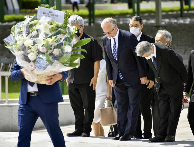 &copy; Reuters. Russian Ambassador to Japan Mikhail Yurievich Galuzin and other officials visit Peace Memorial Park in Hiroshima, western Japan, August 4, 2022, ahead of the 77th anniversary of the atomic bombing of the city on August 6, 2022.  Mandatory credit Kyodo via