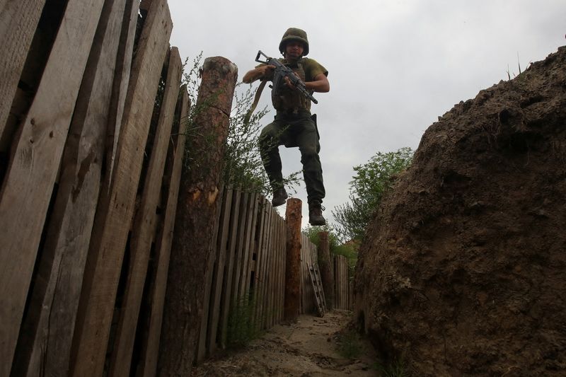 &copy; Reuters. FOTO DE ARCHIVO. Un miembro de la Guardia Nacional ucraniana salta a una trinchera en una posición cercana a la línea del frente, mientras continúa el ataque de Rusia a Ucrania, en la región de Járkov, Ucrania. 3 de agosto de 2022. REUTERS/Vyacheslav