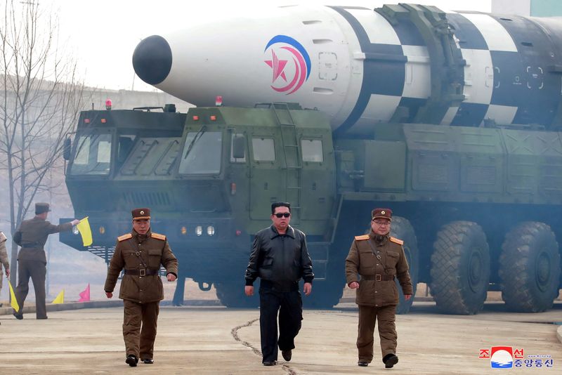 &copy; Reuters. FOTO DE ARCHIVO. El líder norcoreano, Kim Jong-un, se aleja de lo que según los medios estatales es un "nuevo tipo" de misil balístico intercontinental (ICBM) en esta foto sin fecha publicada el 24 de marzo de 2022 por la Agencia Central de Noticias de